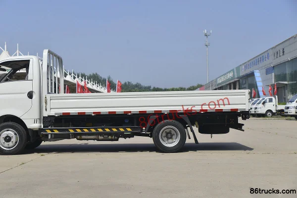 Dongfeng Xiaobawang W17 122hp 4X2(6 wheels) 3.63m single-row flatbed mini truck (3T rear axle) Body (2) | 86Trucks