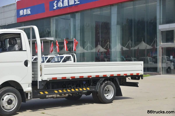 Dongfeng Xiaobawang W17 122hp 4X2(6 wheels) 3.63m single-row flatbed mini truck (3T rear axle) Body (1) | 86Trucks