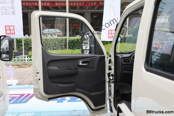 Foton Xiangling M2 Comfort 2.0L 144hp 4X2(6 wheels) Gasoline 2.7m Double Row Flatbed Mini Truck (China VI) Cab (1) | 86Trucks