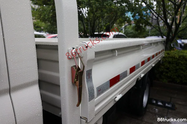 Foton Xiangling M2 Comfort 2.0L 144hp 4X2(6 wheels) Gasoline 2.7m Double Row Flatbed Mini Truck (China VI) Body (1) | 86Trucks