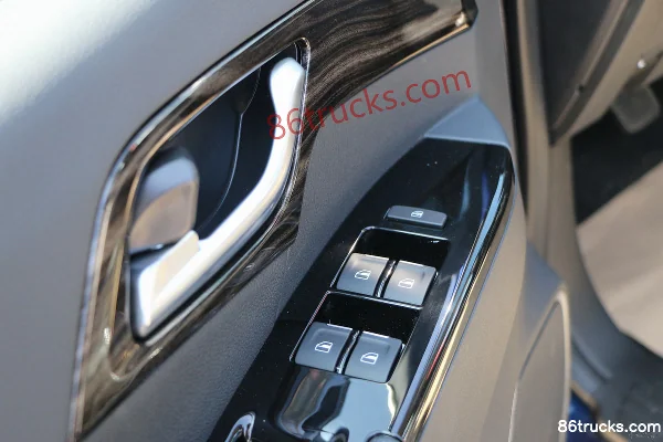 Jiangxi Isuzu Lingtuo 2020 Manual Leading Edition 2.5T Diesel 150hp 4WD double-row pickup truck Chassis (3) | 86Trucks