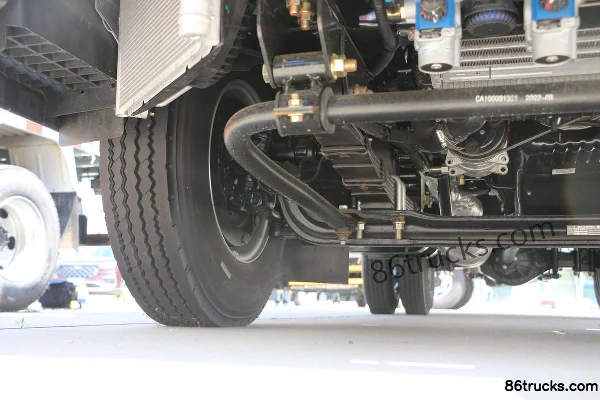 Jiangxi Isuzu Yifang EC5 116hp 4X2(6 wheels) 4.02m Refrigerated Truck Chassis (2) | 86Trucks