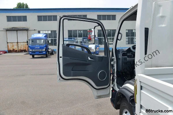 JAC Shuailing E medium body 160 hp 4X2(6 wheels) 4.18m single-row flatbed light truck (China VI) Cab (1) | 86Trucks