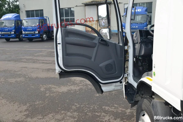 Qingling Isuzu KV100 132hp 4X2(6 wheels) 3.84m one-and-a-half-row flatbed cargo truck Cab (2) | 86Trucks