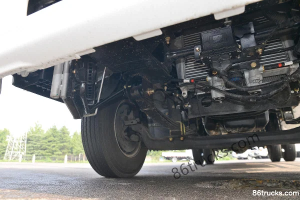 Qingling Isuzu KV100 132hp 4X2(6 wheels) 3.84m one-and-a-half-row flatbed cargo truck Chassis (2) | 86Trucks