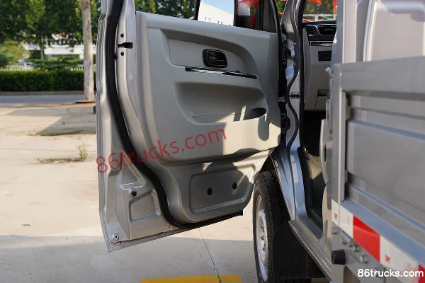 Jinbei Jinka S30 2022 Comfort 1.6L 123hp 4X2(6 wheels) Gasoline 3.2m Single Row Flatbed Mini Truck (China VI) Cab (3) | 86Trucks
