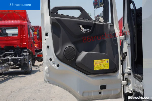Dongfeng Commercial Vehicle Tianjin KR Comfort Edition 220 hp 4X2(6 wheels) 6.8m Van Cargo Truck (High Roof Triple Sleeper) Cab (2) | 86Truc