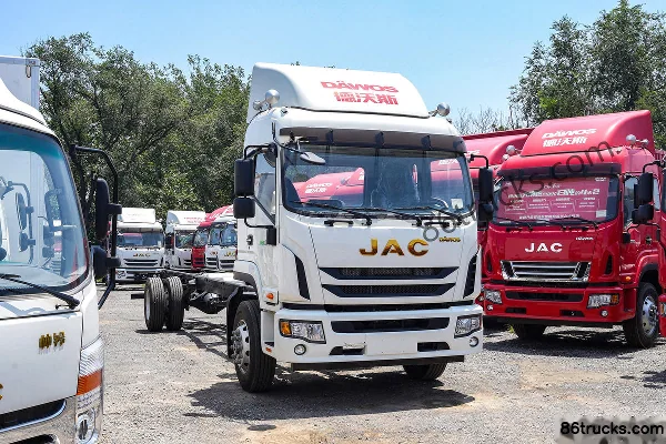 JAC Dewos Q9 195 hp 4X2(6 wheels) 5.48m semi-crew cab wing-opening box cargo truck Exterior