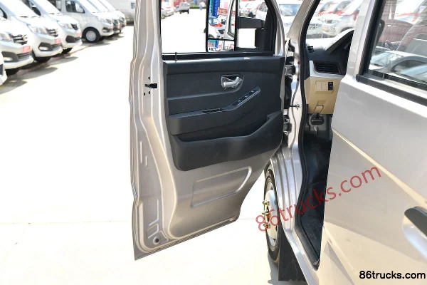 Changan Kuayue Wang X5 PLUS Comfort Version 88hp 4X2(6 wheels) 3.05m double-row flatbed truck Cab (2) | 86Trucks