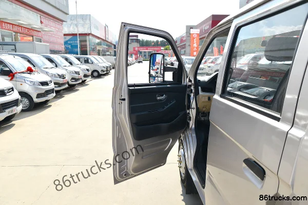 Changan Kuayue Wang X5 PLUS Comfort Version 88hp 4X2(6 wheels) 3.05m double-row flatbed truck Cab (1) | 86Trucks