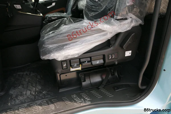 SHACMAN Cummins Longxiang Elite Edition 490 hp 6X4(10 wheels) Tractor Truck (China VI) Cab (3) | 86Trucks