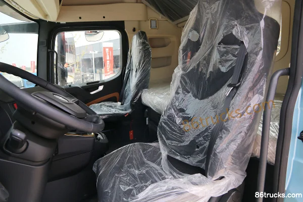 SHACMAN Cummins Longxiang Elite Edition 490 hp 6X4(10 wheels) Tractor Truck (China VI) Cab (2) | 86Trucks