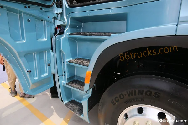 SHACMAN Cummins Longxiang Elite Edition 490 hp 6X4(10 wheels) Tractor Truck (China VI) Cab (1) | 86Trucks