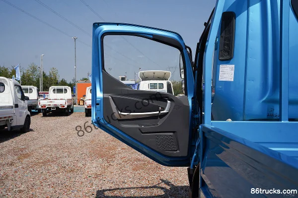 Feidi W5 130hp 4X2(6 wheels) 4.18m Single Row Flatbed Light Truck (China VI) Cab (2) | 86Trucks