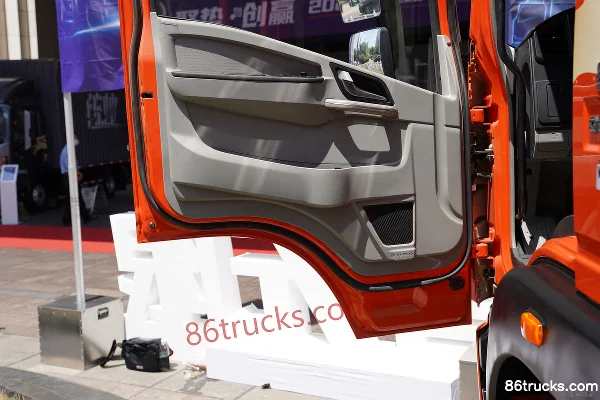 Sinotruk HOWO G5X medium truck 2019 model 210hp 4X2(6 wheels) 6.75m half-panel stake cargo truck Cab (3) | 86Trucks