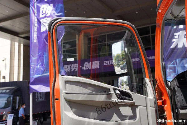 Sinotruk HOWO G5X medium truck 2019 model 210hp 4X2(6 wheels) 6.75m half-panel stake cargo truck Cab (2) | 86Trucks