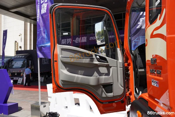 Sinotruk HOWO G5X medium truck 2019 model 210hp 4X2(6 wheels) 6.75m half-panel stake cargo truck Cab (1) | 86Trucks