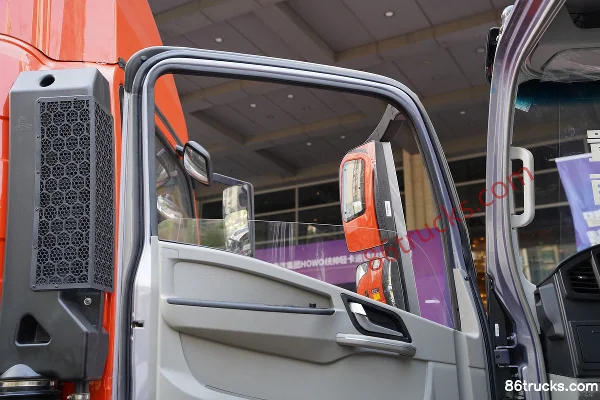 Sinotruk HOWO Tongshuai 170hp 4X2(6 wheels) 5.75m Row Half Flatbed Cargo Truck Cab (2) | 86Trucks