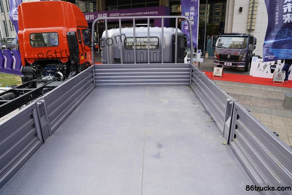 Sinotruk HOWO Tongshuai 170hp 4X2(6 wheels) 5.75m Row Half Flatbed Cargo Truck Body (2) | 86Trucks
