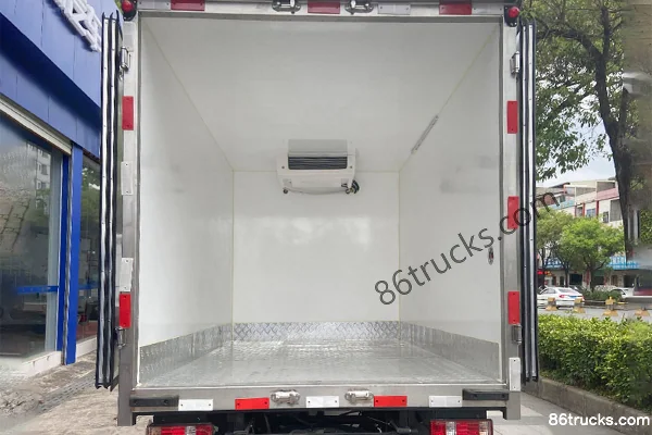 Karry Youjin T70L 1.5L 116 hp 4X2(6 wheels) 3.26m Refrigerated Truck Cab (1) | 86Trucks