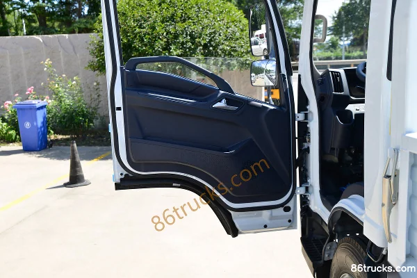 Jiangxi Isuzu Yifang EC7 Flagship Edition 116hp 4X2(6 wheels) 4.2m single-row flatbed light truck (hydraulic brake)(China VI) Cab (2) | 86Tr