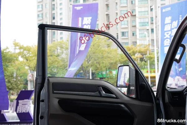 Sinotruk HOWO Xiaojiang 115hp 4X2(6 wheels) 3.6m Single Row Flatbed Light Truck Cab (2) | 86Trucks