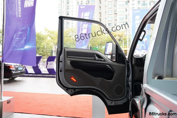 Sinotruk HOWO Xiaojiang 115hp 4X2(6 wheels) 3.6m Single Row Flatbed Light Truck Cab (1) | 86Trucks