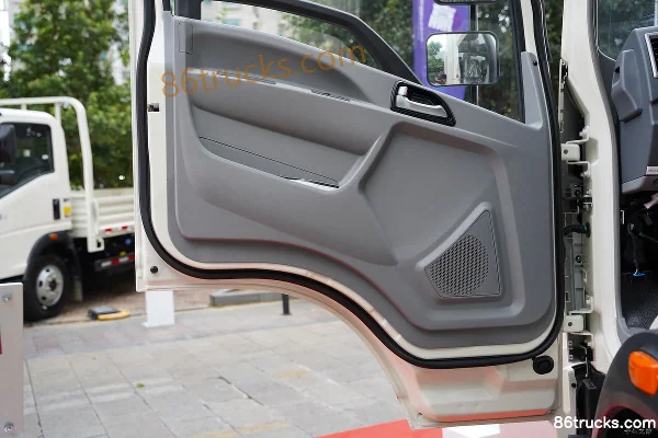 Sinotruk HOWO Zhuimeng 140 hp 4X2(6 wheels) 4.15m Single Row Van Light Truck (Fast Gear 6-speed)(China VI) Cab (3) | 86Trucks