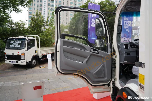 Sinotruk HOWO Zhuimeng 140 hp 4X2(6 wheels) 4.15m Single Row Van Light Truck (Fast Gear 6-speed)(China VI) Cab (1) | 86Trucks