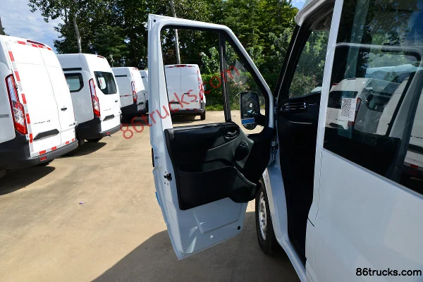 JMC Fushun 2023 version commerciale 146 ch 6 places empattement court 2.0T diesel toit bas véhicule polyvalent (hayon relevable) Cabine (1)