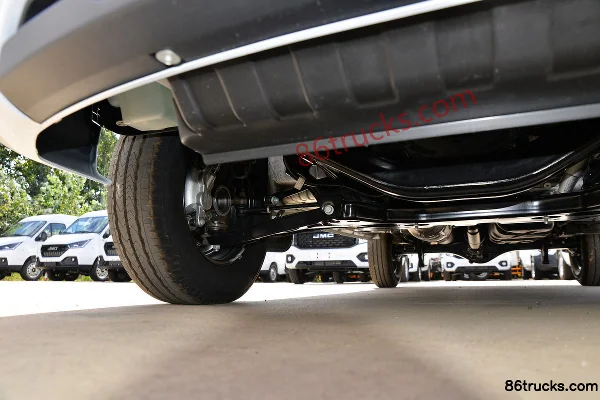 JMC Fushun 2023 version commerciale 146 ch 6 places empattement court 2.0T diesel toit bas véhicule polyvalent (hayon relevable) Châssis (2)