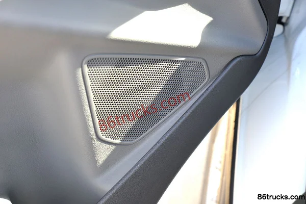 JMC New Transit 122hp 5-Seat 2.0T Diesel Low Roof Multi-Purpose Passenger Vehicle (China VI) Cab (3) | 86Trucks