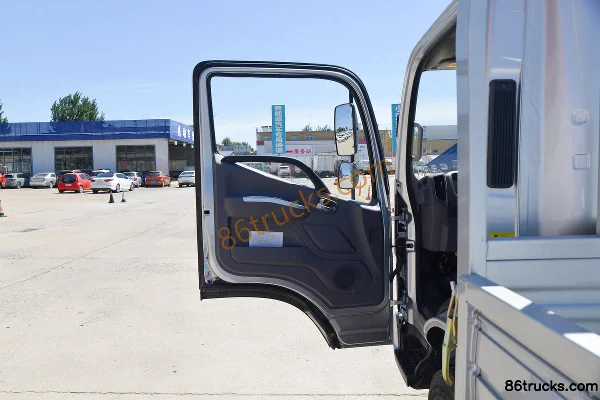 Foton Times Leader 5 Blue Bull King 150hp 4X2(6 wheels) 4.18m Single Row Stake Light Truck Cab (1) | 86Trucks