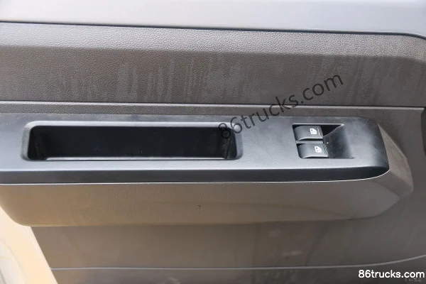 Wuling Rongguang New Card 2L Gasoline 136hp 4X2(6 wheels) 5-speed 2.31m Double Row Van Mini Truck Cab (3) | 86Trucks
