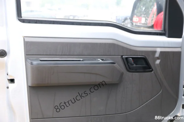 Wuling Rongguang New Card 2L Gasoline 136hp 4X2(6 wheels) 5-speed 2.31m Double Row Van Mini Truck Cab (2) | 86Trucks