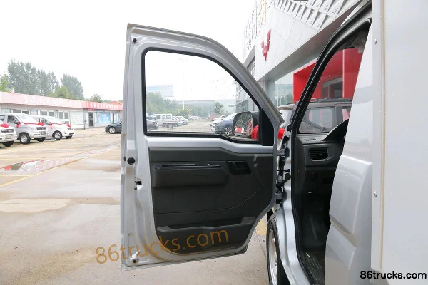 Wuling Rongguang New Card 2L Gasoline 136hp 4X2(6 wheels) 5-speed 2.31m Double Row Van Mini Truck Cab (1) | 86Trucks