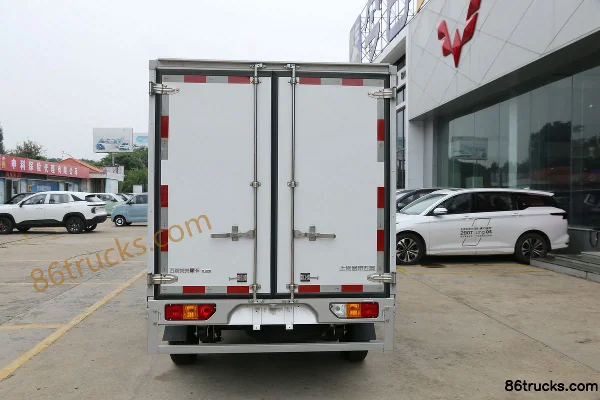 Wuling Rongguang New Card 2L Gasoline 136hp 4X2(6 wheels) 5-speed 2.31m Double Row Van Mini Truck Body (3) | 86Trucks