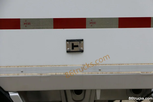 Wuling Rongguang New Card 2L Gasoline 136hp 4X2(6 wheels) 5-speed 2.31m Double Row Van Mini Truck Body (2) | 86Trucks