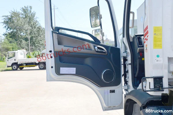 Dongfeng Huashen DV3 165hp 4X2(6 wheels) Fuel Tanker Truck (Zhuanwei Brand) Cab (2) | 86Trucks