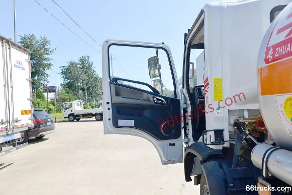 Dongfeng Huashen DV3 165hp 4X2(6 wheels) Fuel Tanker Truck (Zhuanwei Brand) Cab (1) | 86Trucks