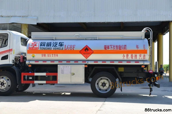 Dongfeng Huashen DV3 165hp 4X2(6 wheels) Fuel Tanker Truck (Zhuanwei Brand) Body (2) | 86Trucks