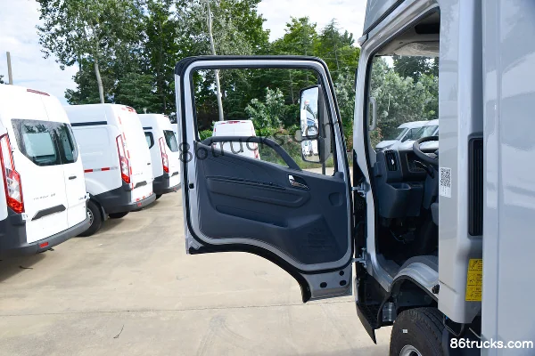 JMC Kaiyun+ Wide Body 129 hp 4X2(6 wheels) 4.2m Single Row Van Light Truck (China VI) Cab (1) | 86Trucks