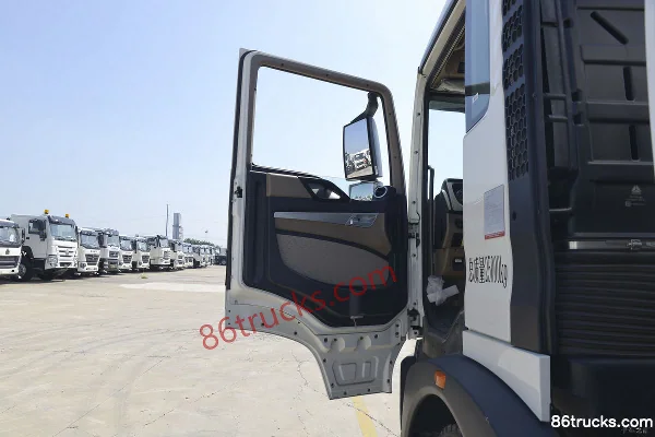 Sinotruk HOWO TX 290 ch 6X4(10 roues) camion citerne d'arrosage LNG (marque Luye) Cabine (2) | 86Trucks