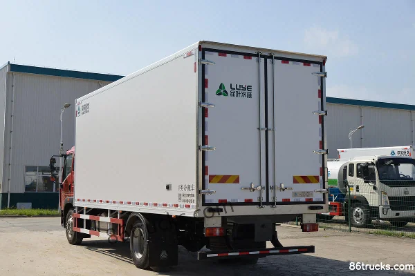 Sinotruk HOWO G5X 220 hp 4X2(6 wheels) Sleeper cab refrigerated truck (Lvye brand) Body (3) | 86Trucks