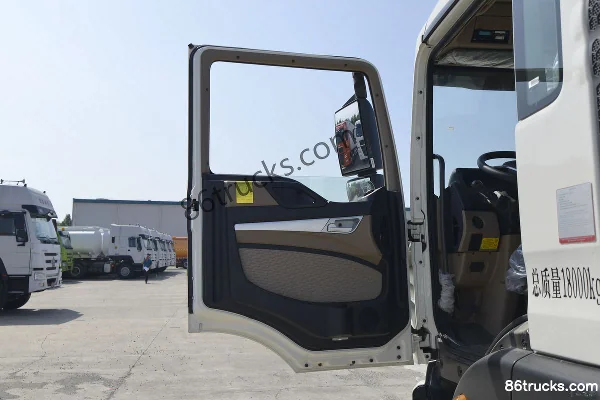 Sinotruk HOWO TX 220 hp 4X2(6 wheels) Water Sprinkler Truck (Luye Brand) Cab (2) | 86Trucks