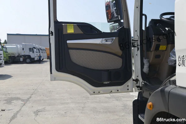 Sinotruk HOWO TX 220 hp 4X2(6 wheels) Water Sprinkler Truck (Luye Brand) Cab (1) | 86Trucks