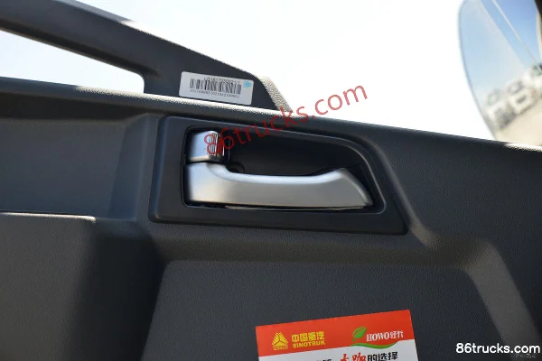 Sinotruk HOWO G5X 220 hp 4X2(6 wheels) Water Sprinkler Truck (Lvye Brand) Cab (3) | 86Trucks