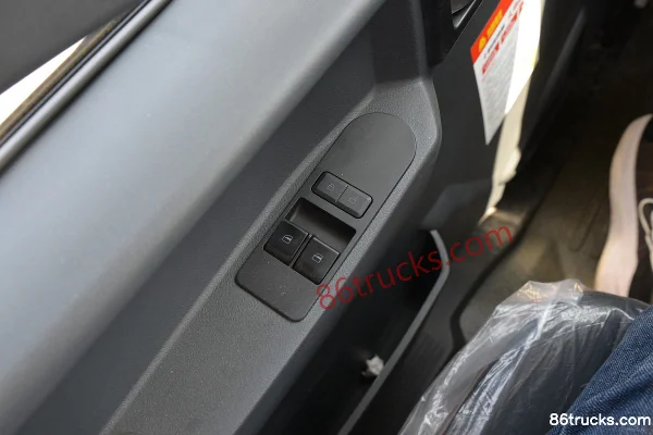 Sinotruk HOWO G5X 220 hp 4X2(6 wheels) Water Sprinkler Truck (Lvye Brand) Cab (1) | 86Trucks