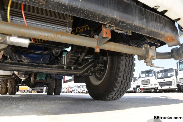 Sinotruk HOWO G5X 220 hp 4X2(6 wheels) Water Sprinkler Truck (Lvye Brand) Chassis (3) | 86Trucks