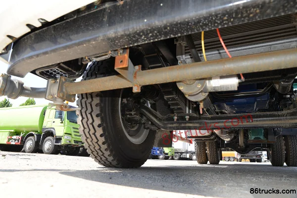 Sinotruk HOWO G5X 220 hp 4X2(6 wheels) Water Sprinkler Truck (Lvye Brand) Chassis (2) | 86Trucks
